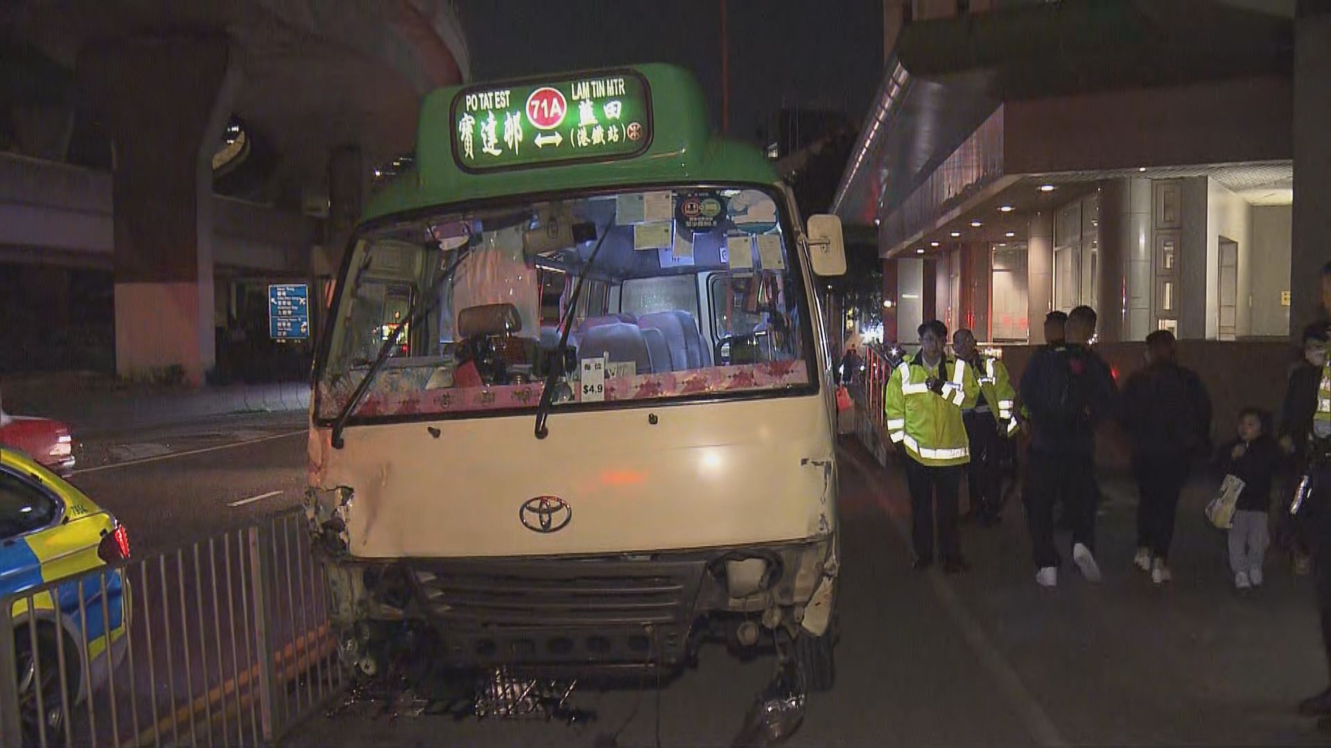 觀塘鯉魚門道小巴剷行人路　撞傷兩途人