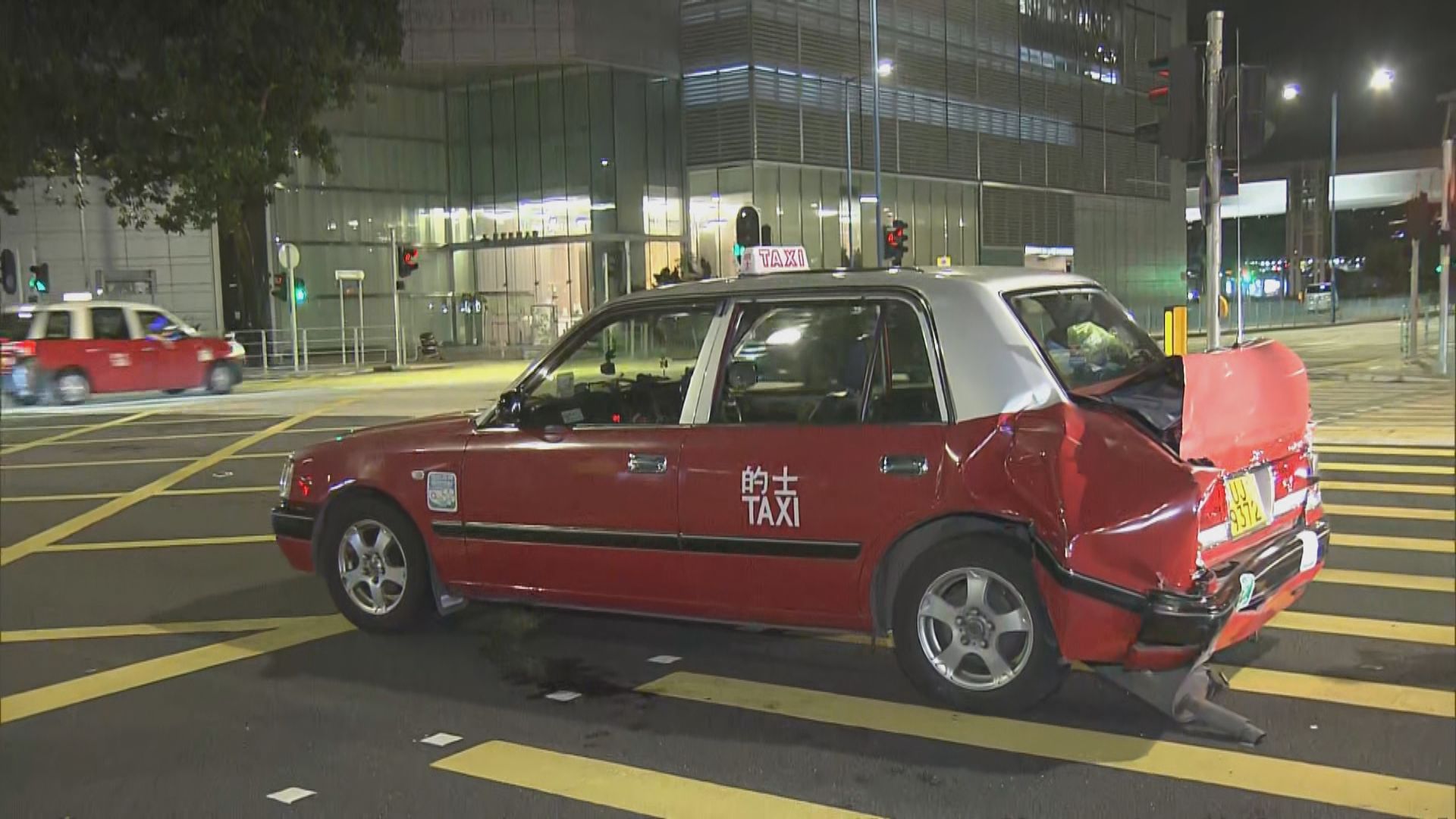 牛頭角的士與貨車相撞釀三傷