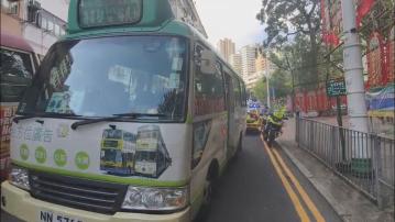 觀塘康寧道小巴撞倒過路男途人