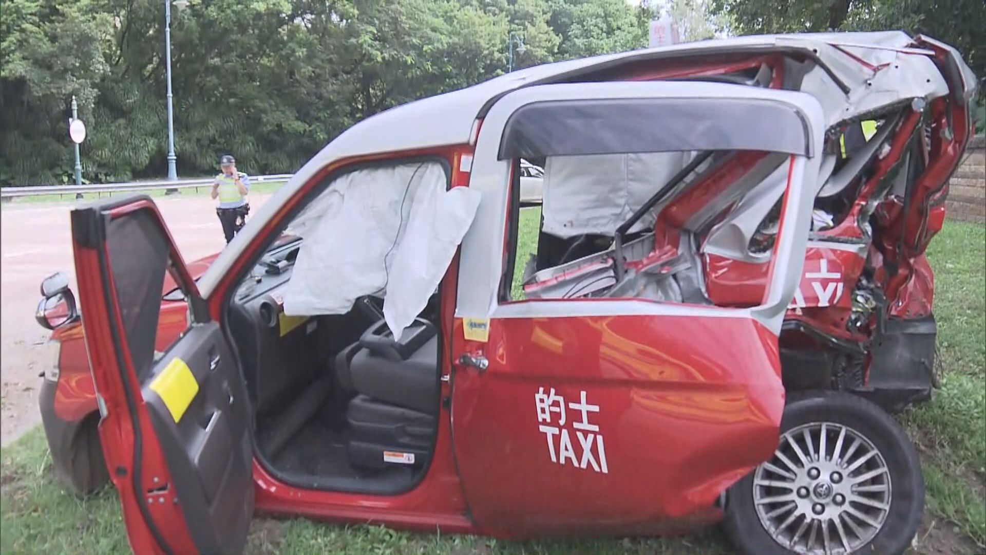 迪士尼神奇道兩的士相撞 一司機不治4人受傷