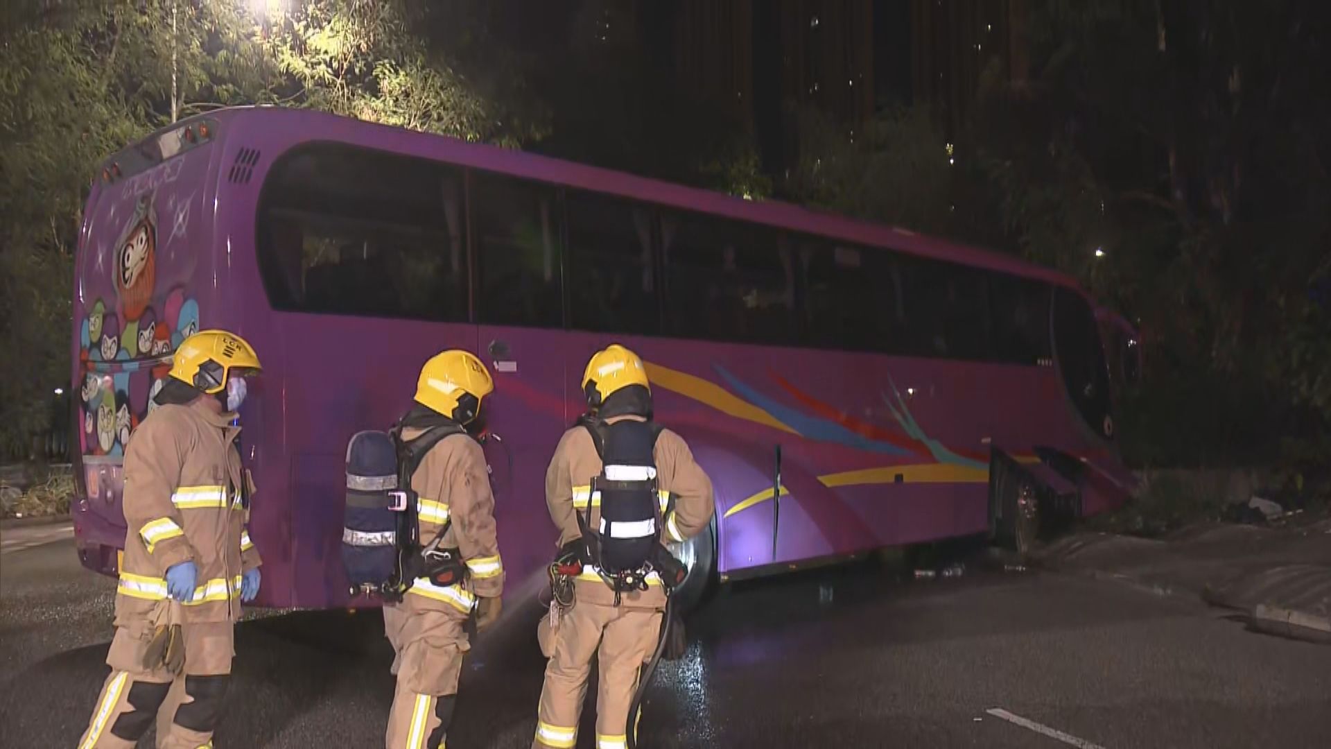 荔枝角有旅遊巴撞花槽　十人受傷