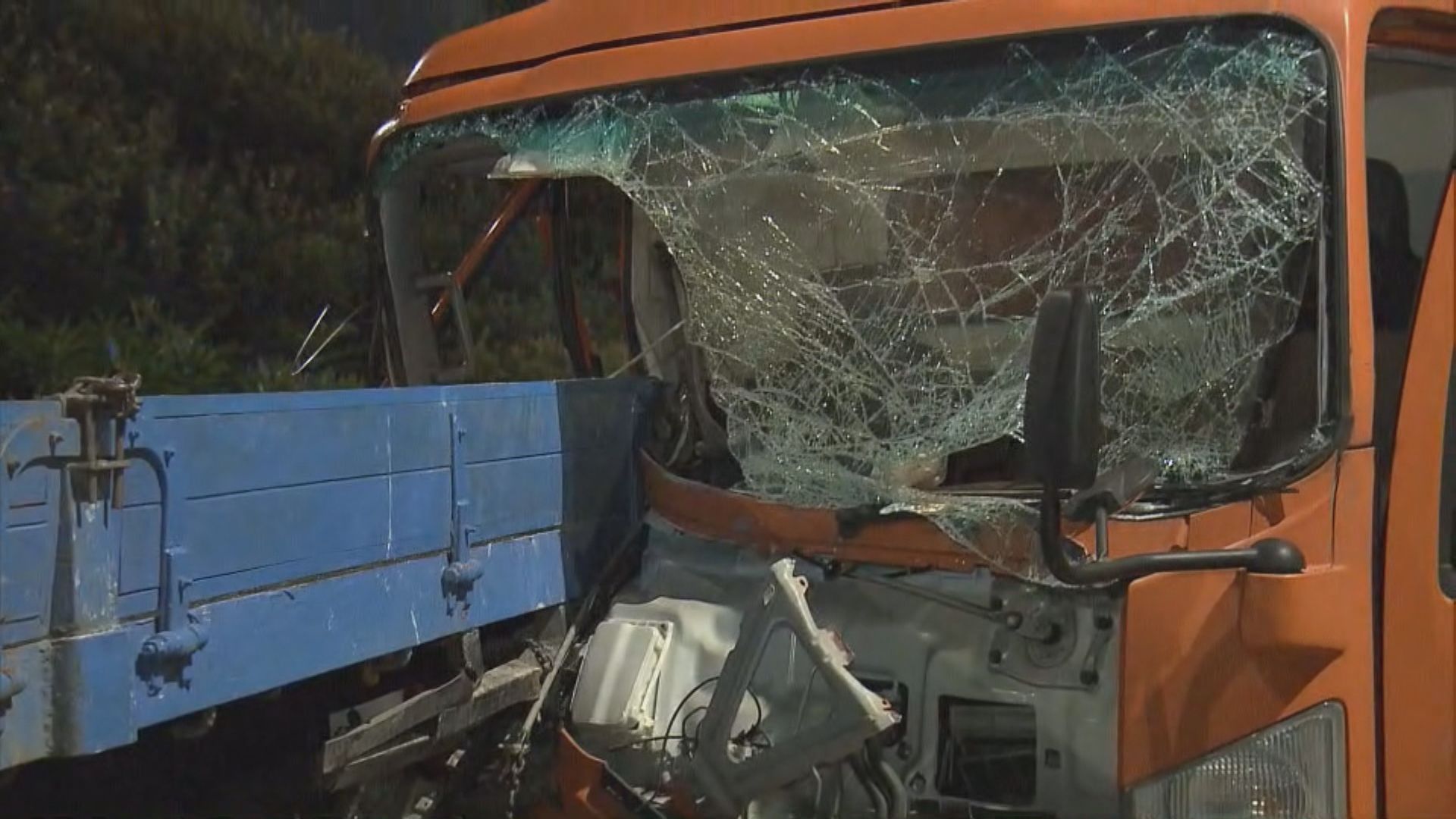 落馬洲兩貨車相撞　司機被困昏迷送院