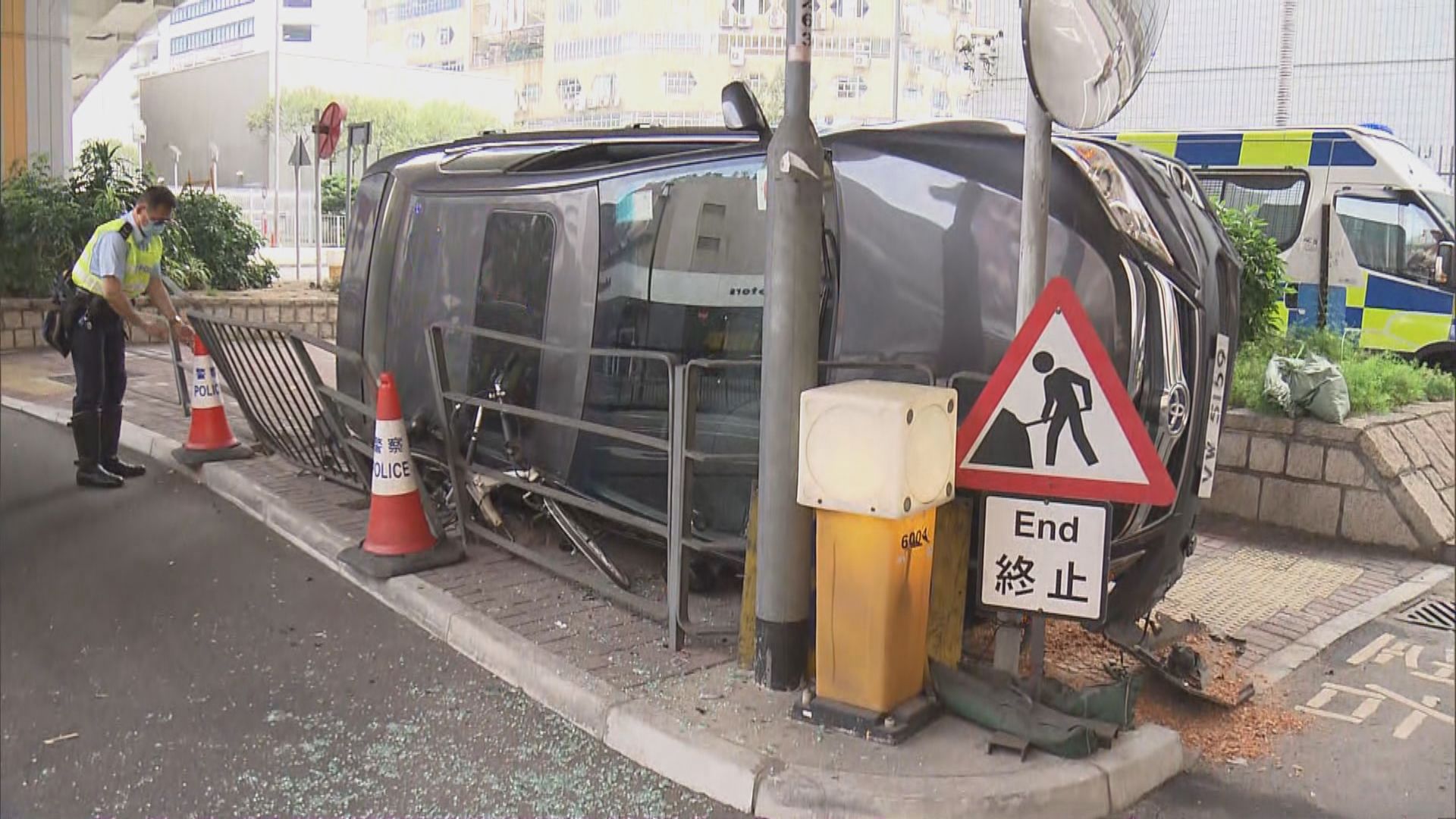 九龍灣私家車翻側　兩人受輕傷送院