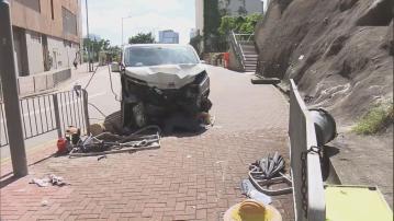牛頭角彩榮路客貨車剷上行人路撞傷三人