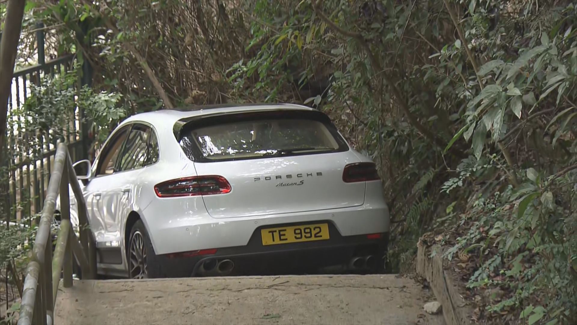 半山私家車失事撞向山邊屋苑　司機涉酒後駕駛被捕