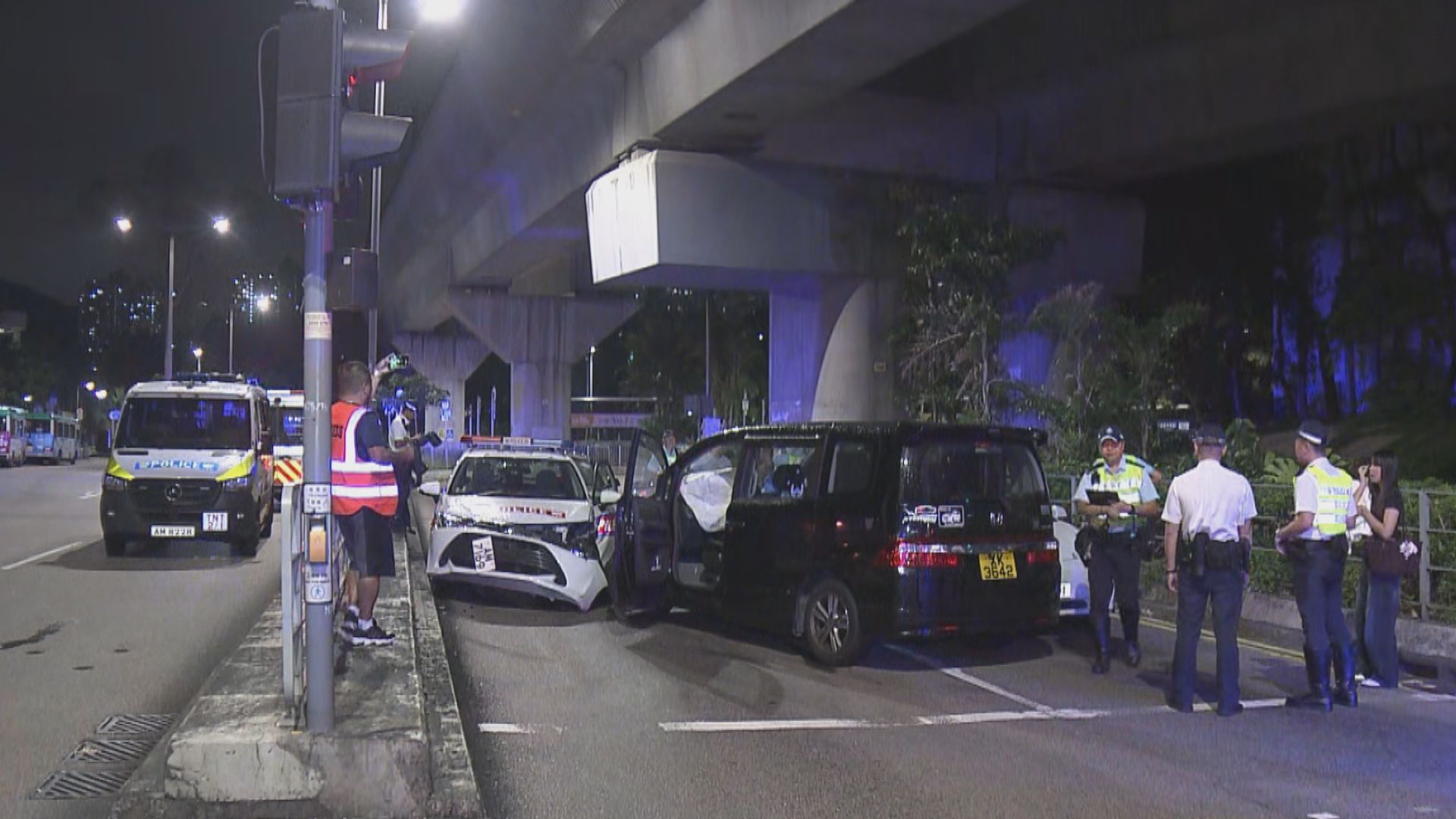 沙田私家車疑失控逆線撞毀三車　無人受傷