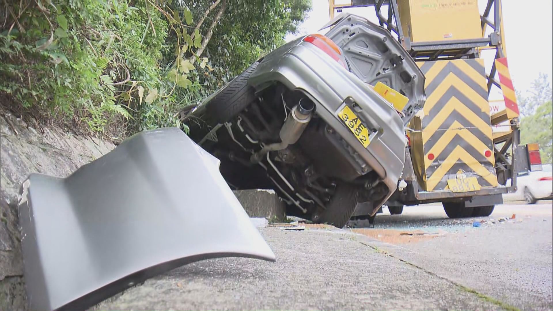 西貢有私家車懷疑失控撞向山坡