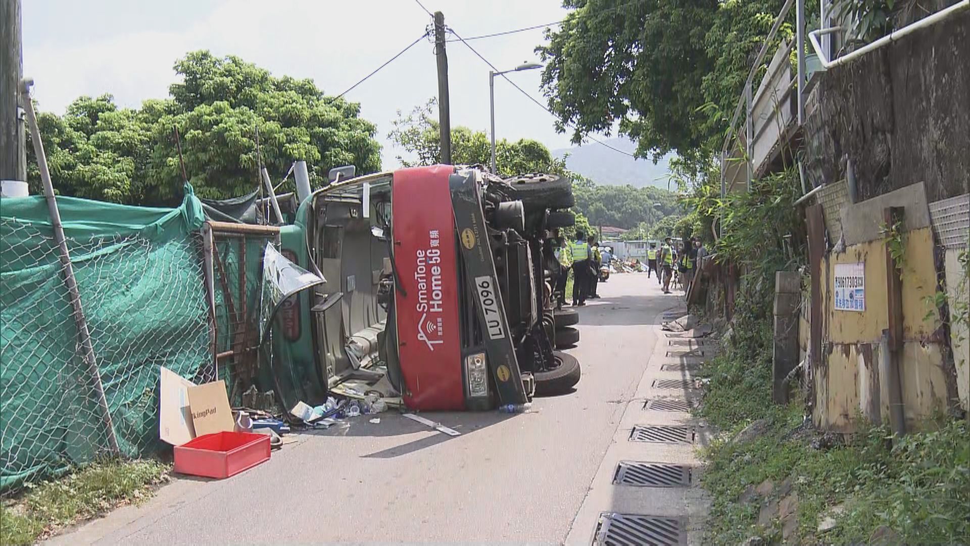 上水蓮塘尾小巴翻側釀6傷