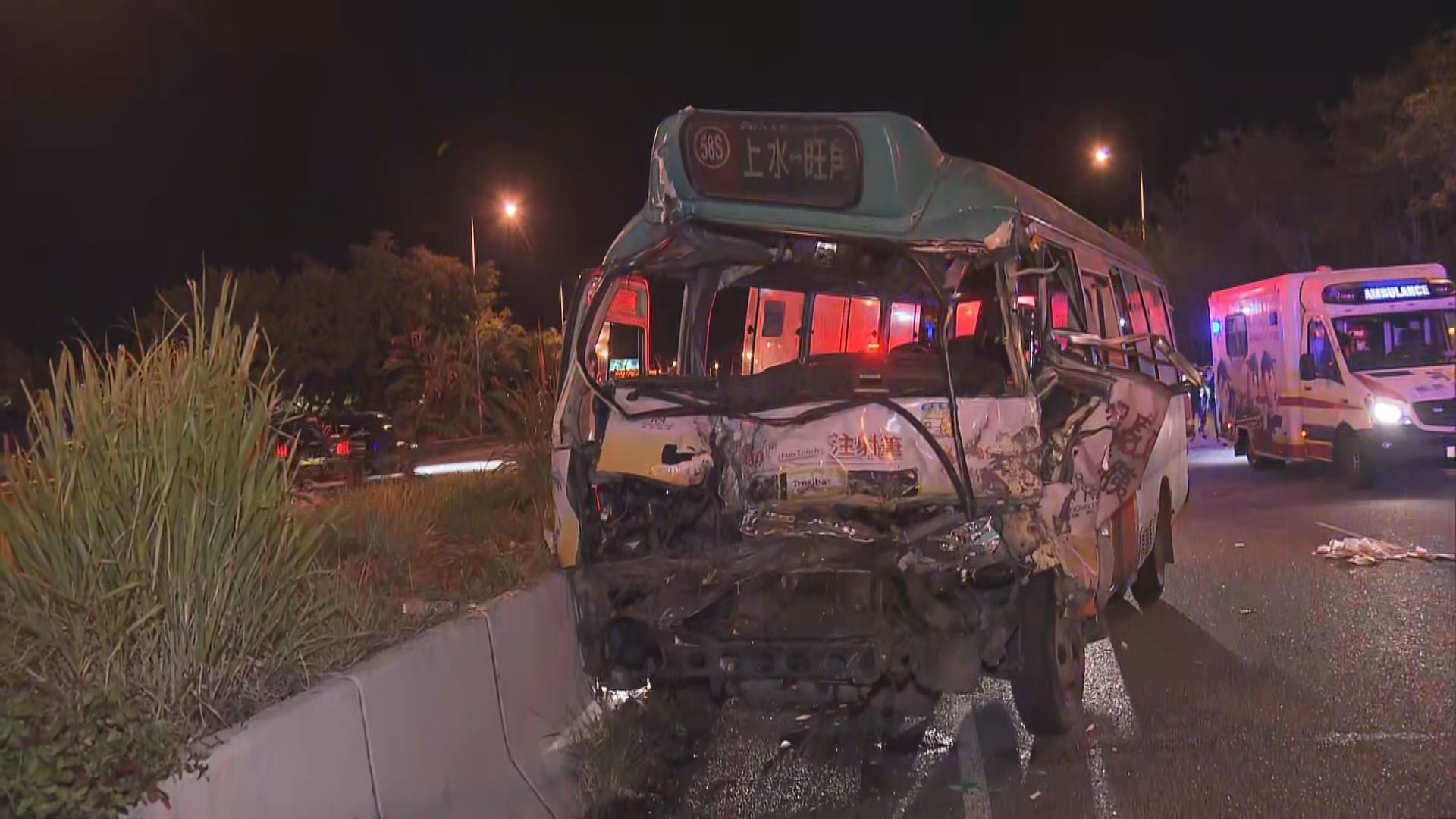 吐露港公路小巴撞工程車釀15傷
