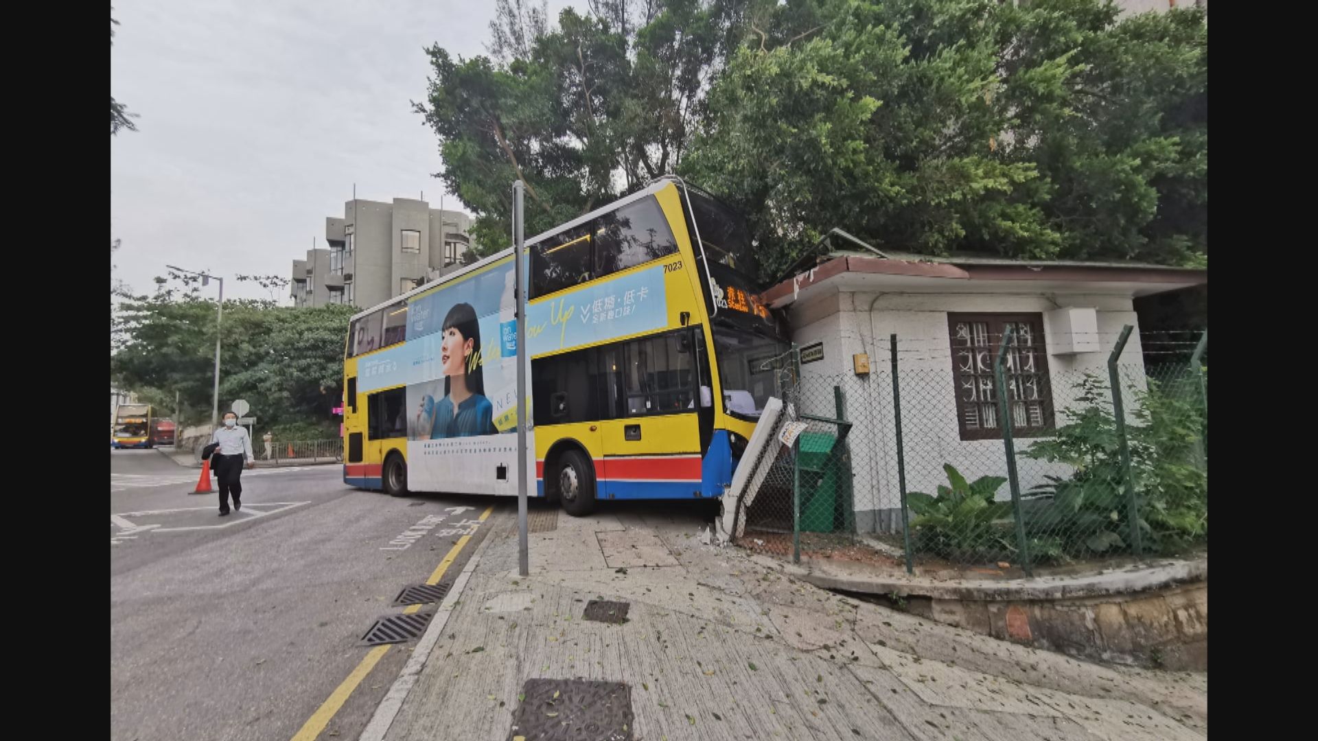 巴士撞倒電單車並撞毀赤柱郵局屋頂　一人傷