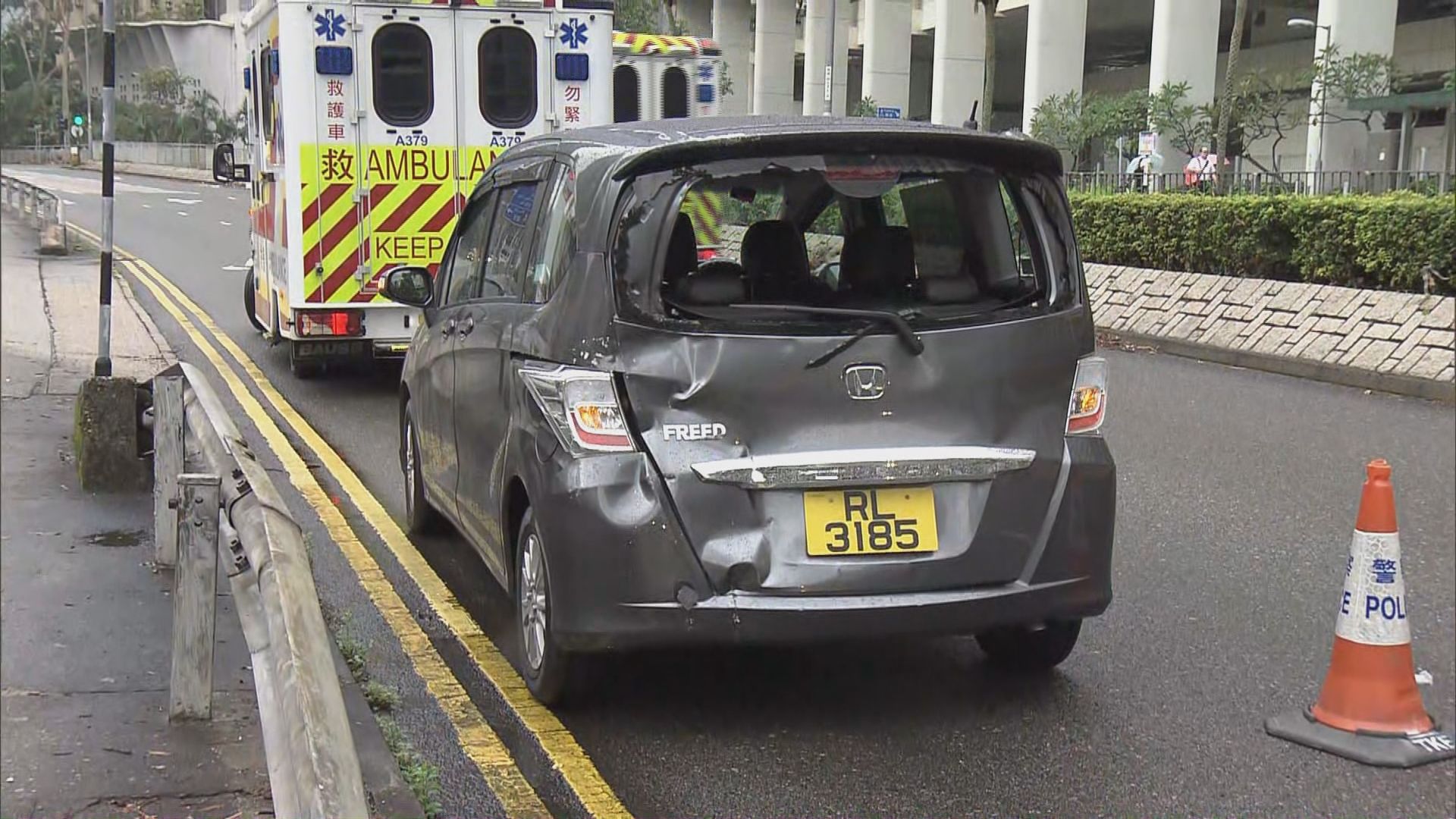 將軍澳新巴與私家車相撞三人傷