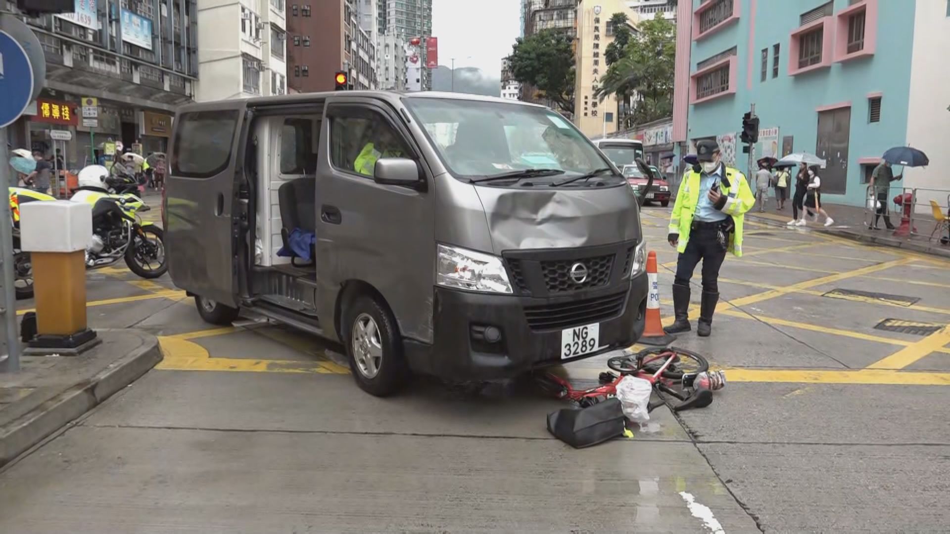 土瓜灣騎單車男子懷疑遭客貨車撞到昏迷送院