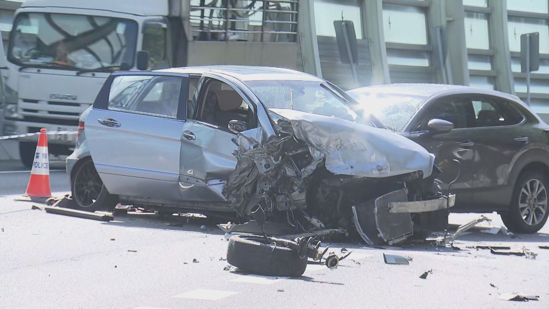 私家車逃避警車追截失事三人傷