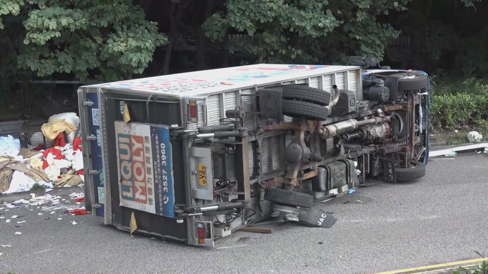 屯門貨車撞路牌翻側　18歲女乘客死亡