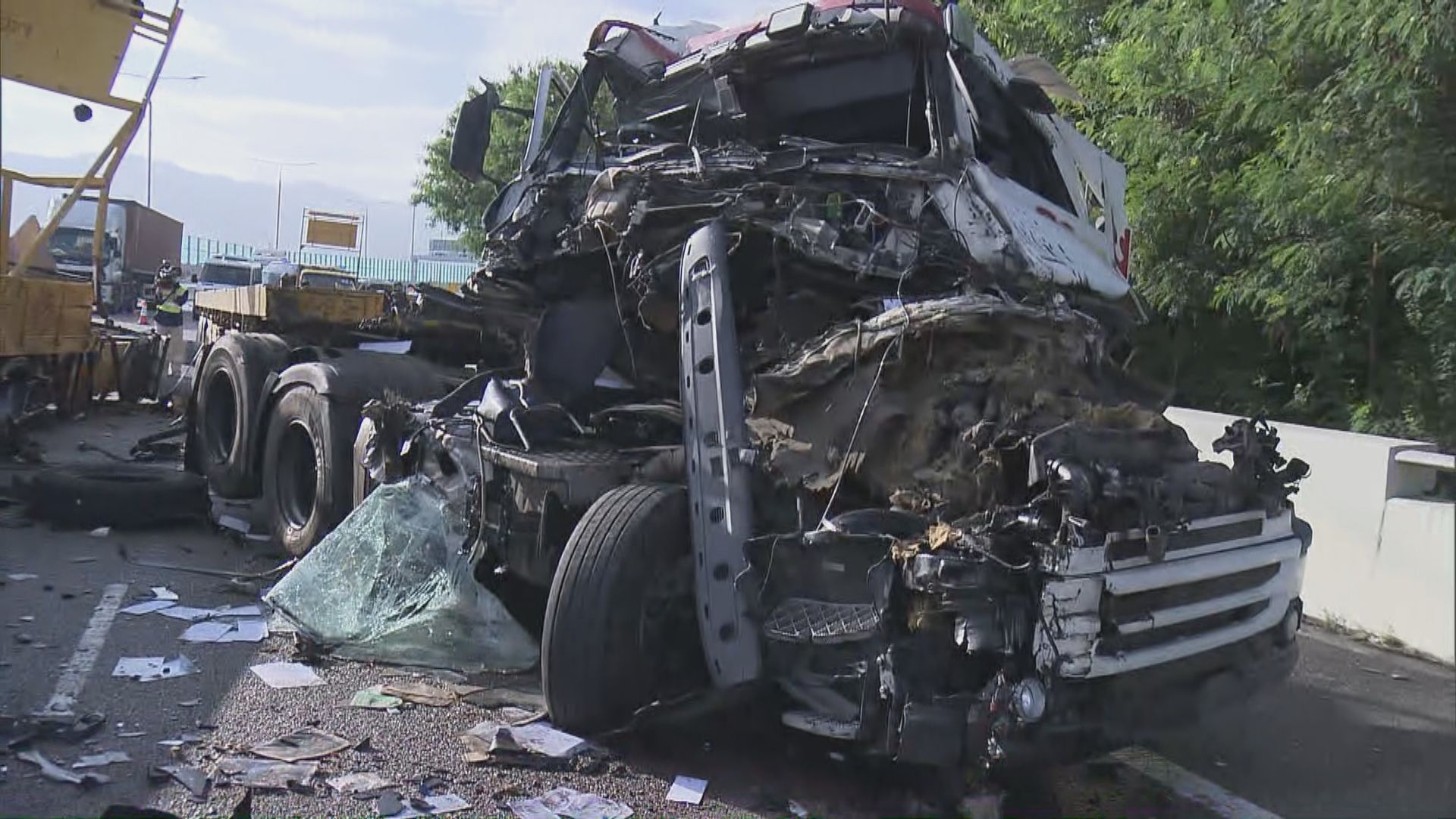 西部公路兩車相撞　貨櫃車司機重傷