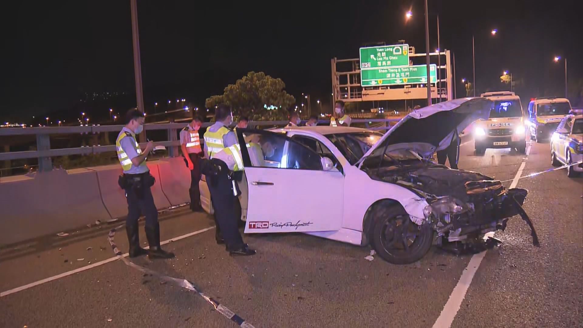 私家車元朗衝路障逃至屯門公路失事　一乘客受傷