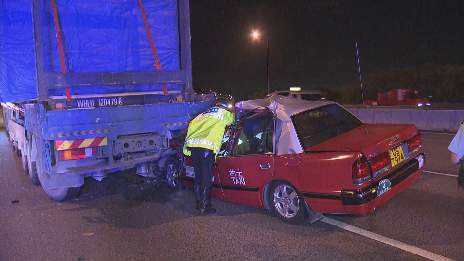 屯門公路的士撞故障貨車一司機受傷