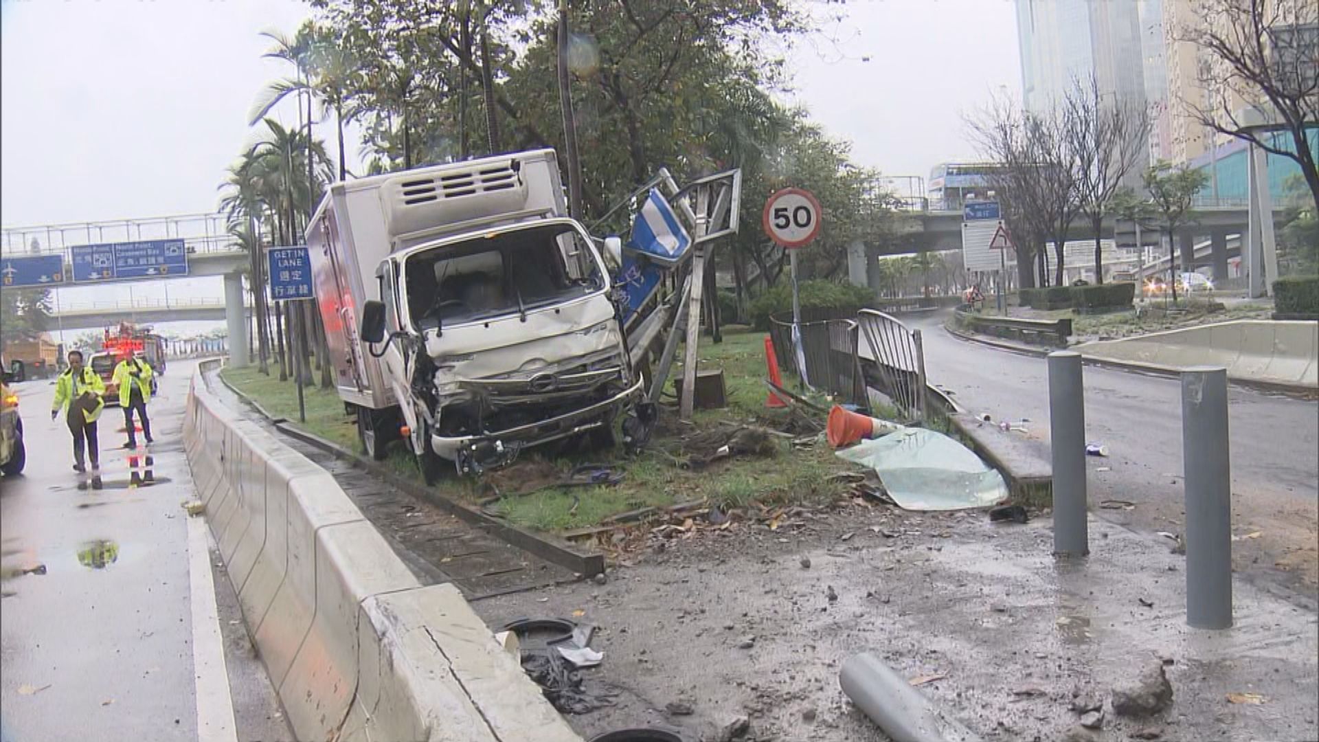 灣仔貨車車禍　兩人受傷送院