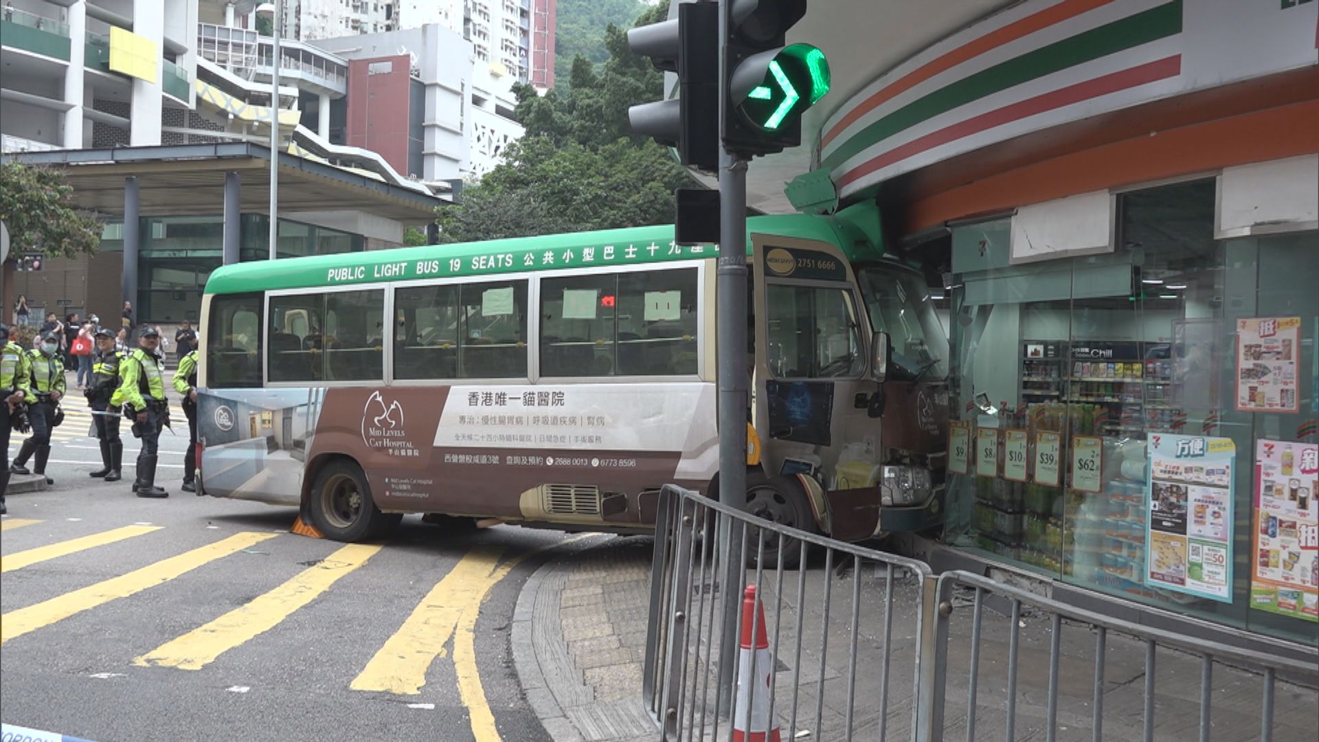 堅尼地城小巴剷行人路撞便利店