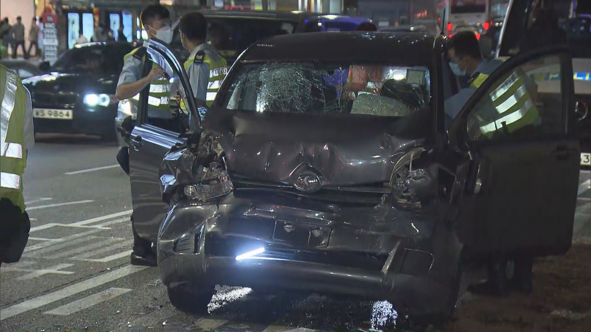 黃大仙私家車巴士相撞　私家車司機受傷送院