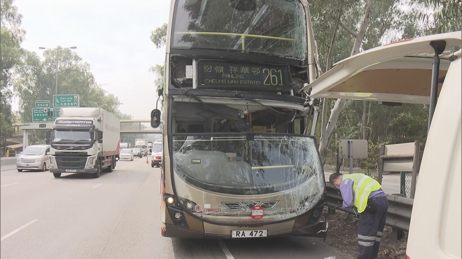 新田公路九巴與貨櫃車相撞　十一人傷