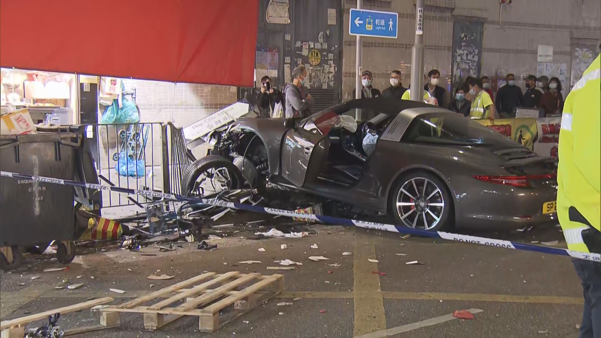 元朗私家車衝上行人路四人受傷