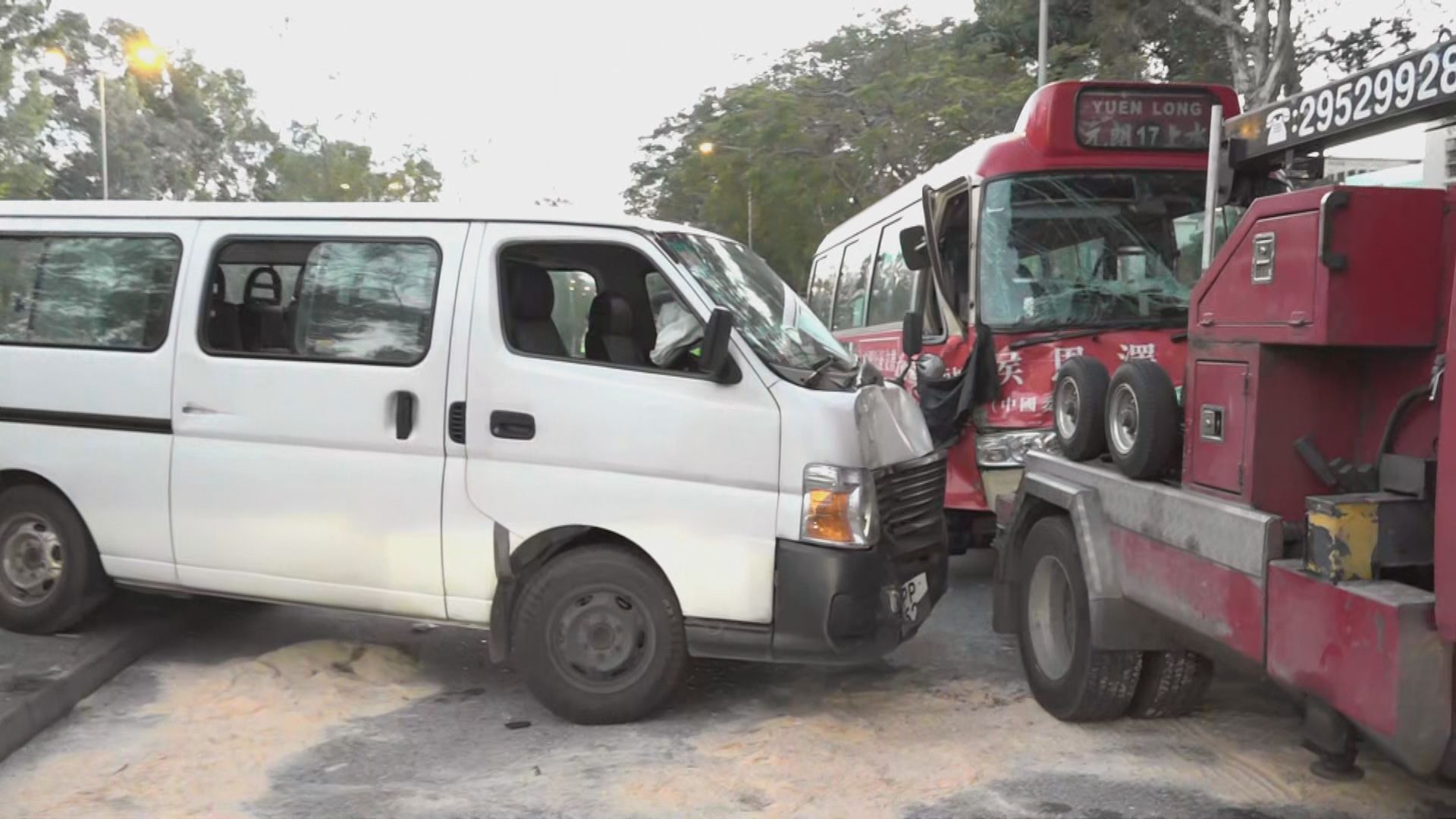 元朗小巴私家車相撞9人傷