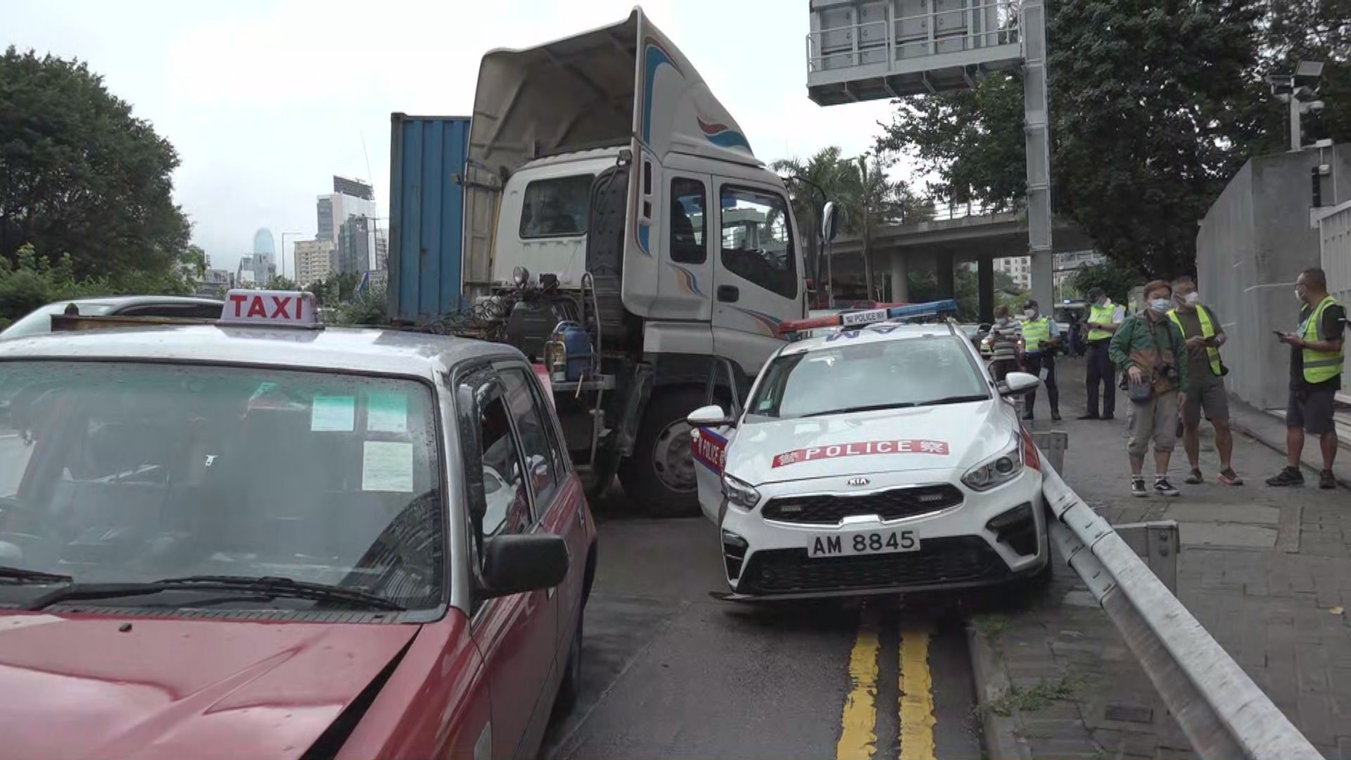 油麻地四車相撞包括一部警車兩警輕傷