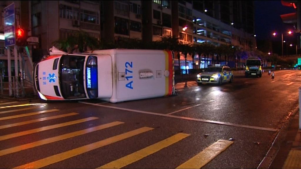 何文田救護車撞欄翻側兩人傷