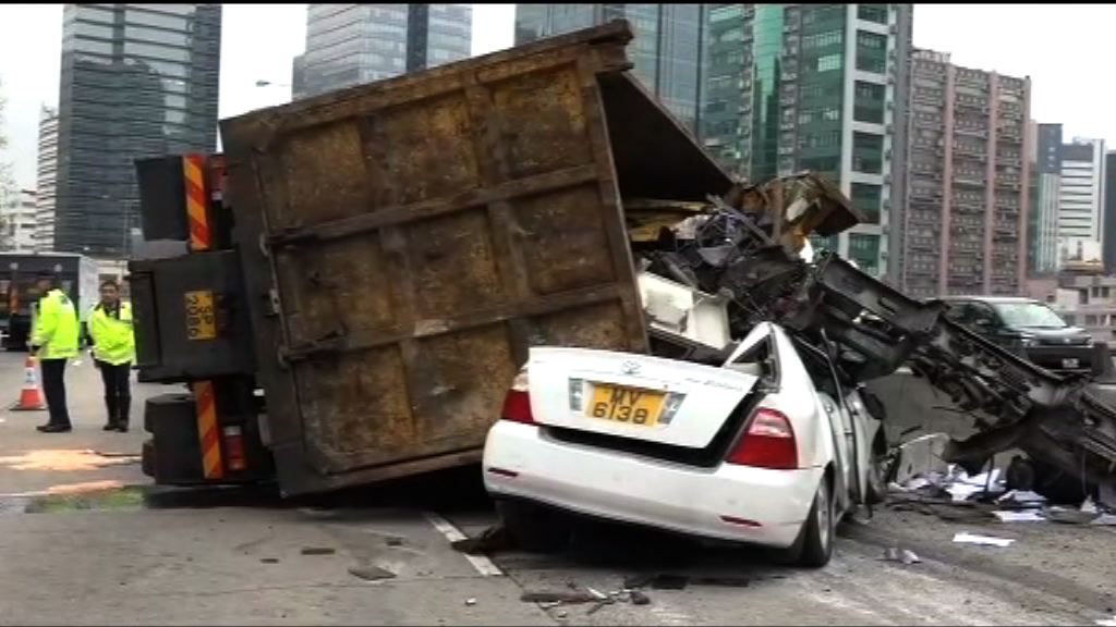 長沙灣私家車險被貨車壓扁　兩傷