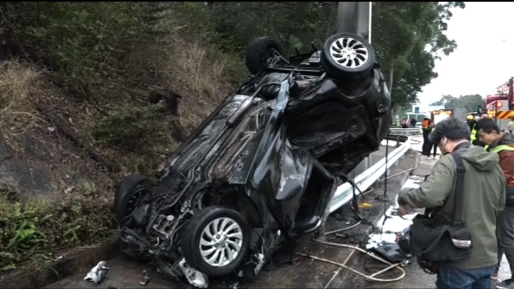 龍翔道私家車翻轉起火　司機受傷