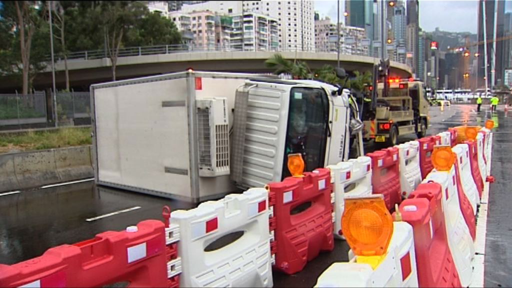 貨車於東區走廊翻側無人受傷