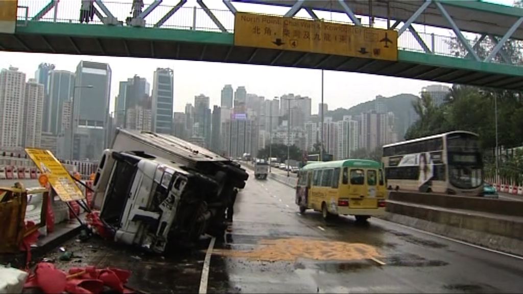 貨車銅鑼灣翻側司機涉醉駕被捕