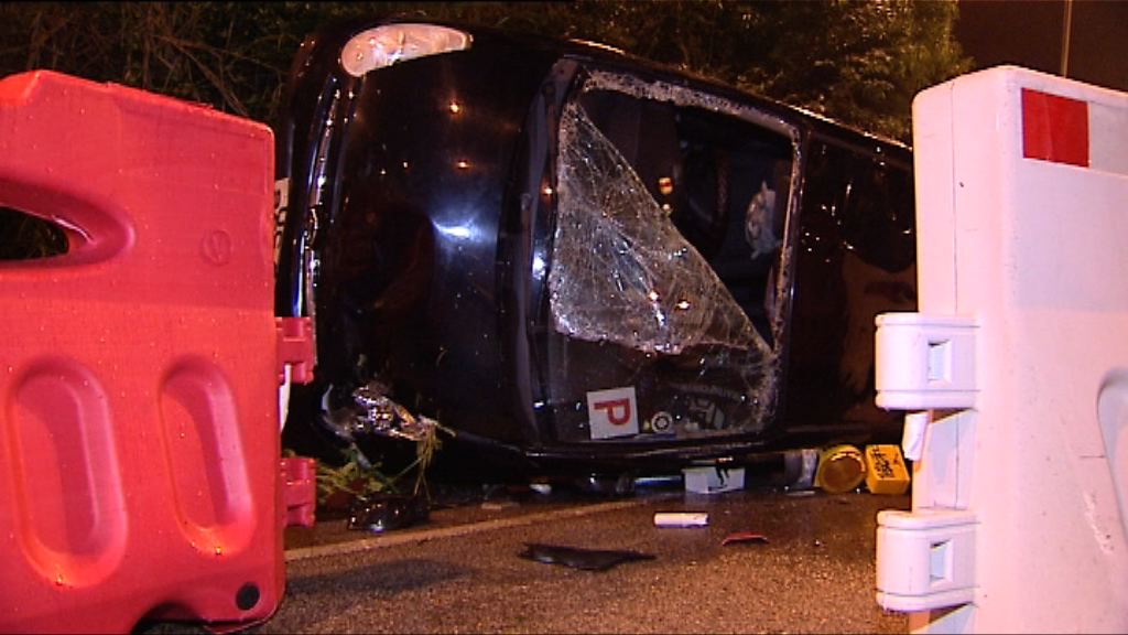 粉嶺私家車撞水馬翻側兩人傷