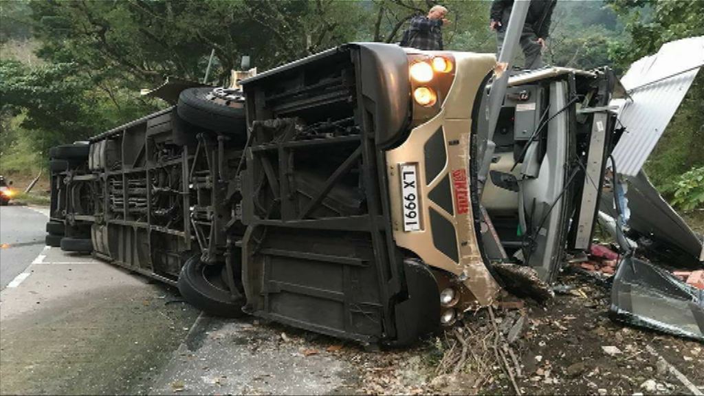 大埔公路巴士翻側　警方指司機沒受酒精影響
