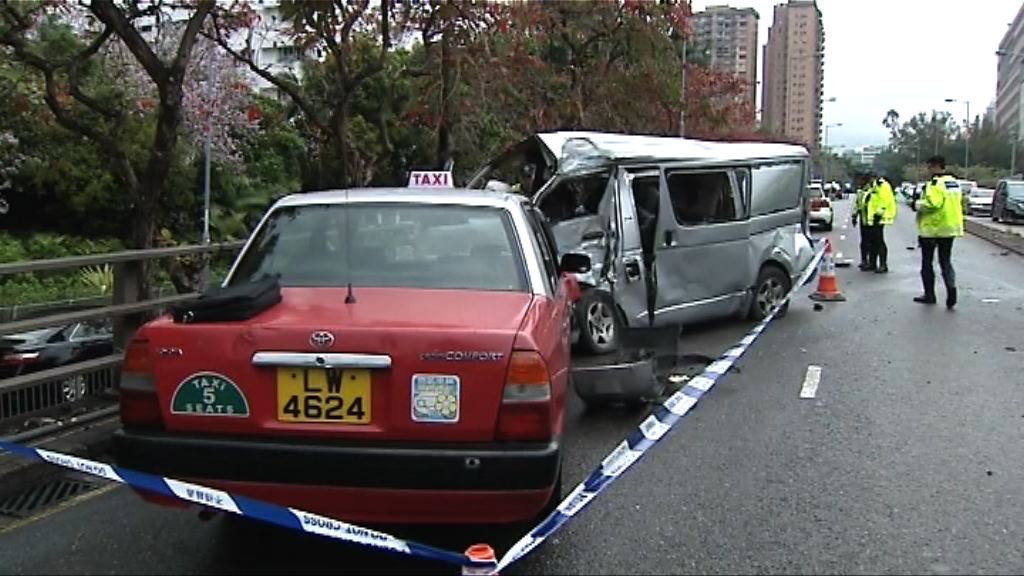 紅磡四車相撞　客貨車疑天雨路滑致轉線失控