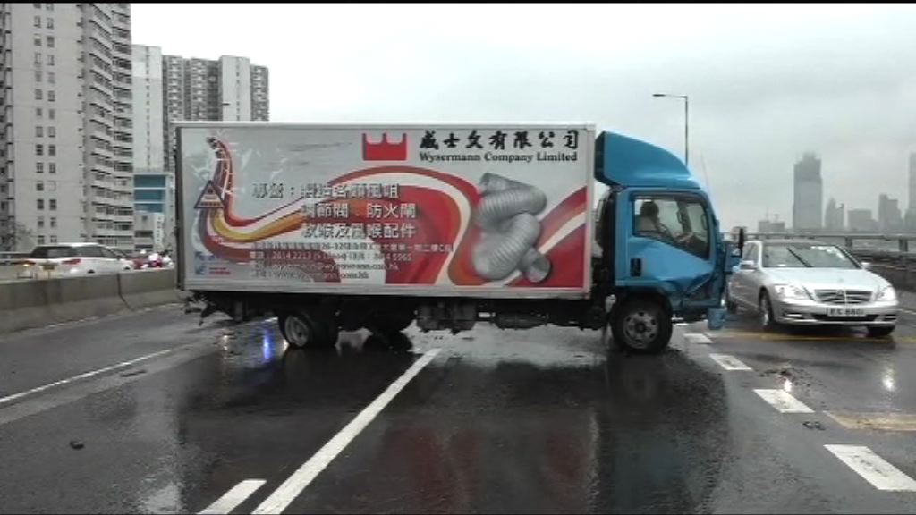 東廊貨車撞壆致兩車相撞2人傷