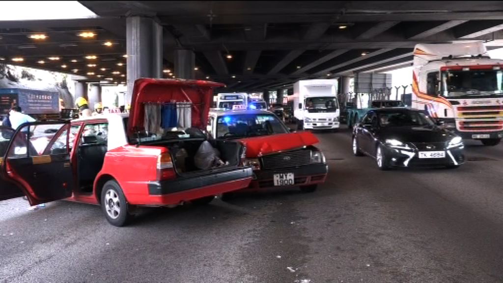 葵涌道三車相撞四人受傷
