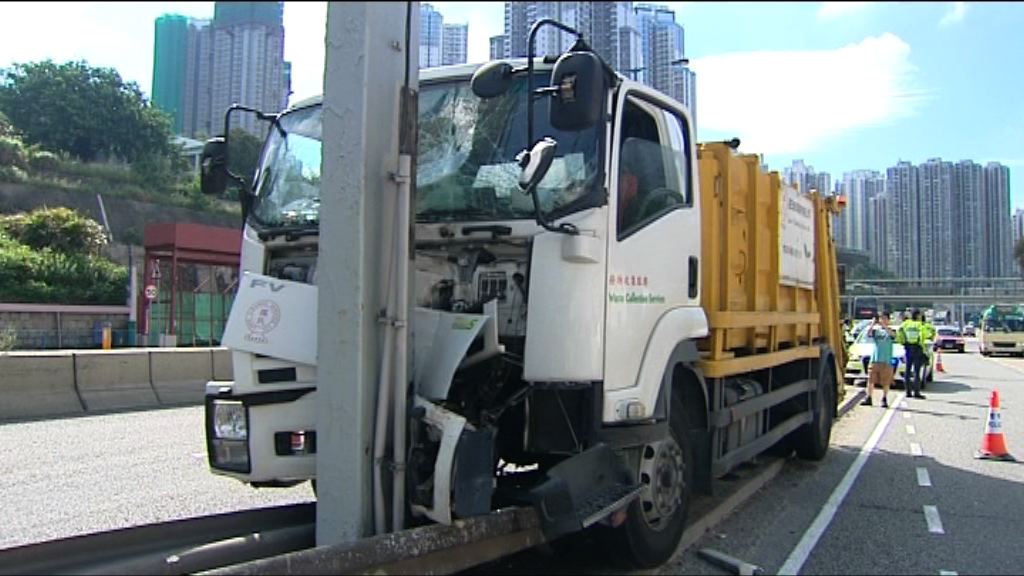 九龍灣垃圾車失事撞欄兩人傷