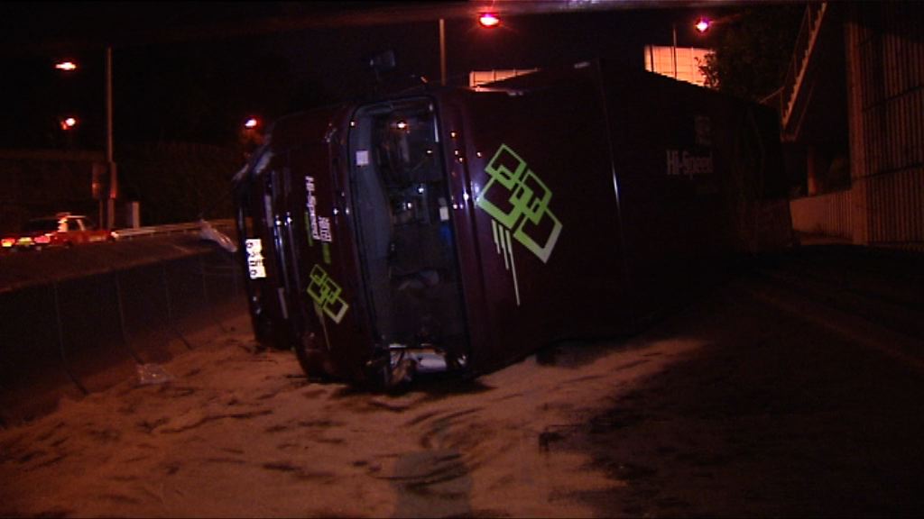 龍翔道貨車撞欄翻側無人傷