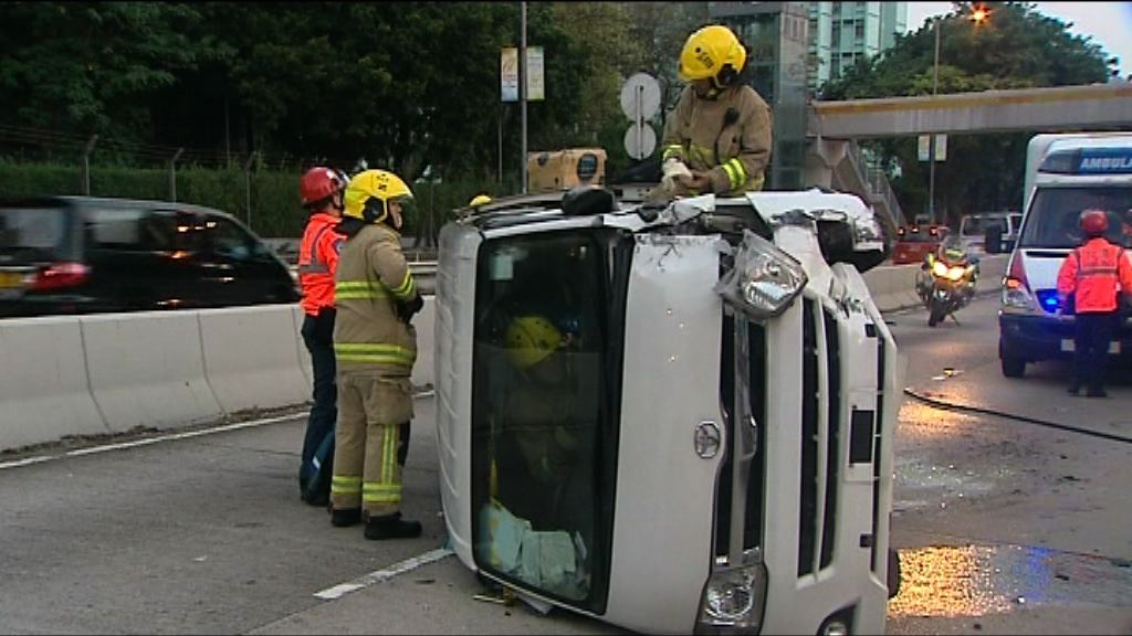 九龍塘客貨車失事翻側兩人傷