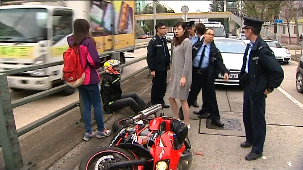 九龍塘跑車與電單車相撞一人傷