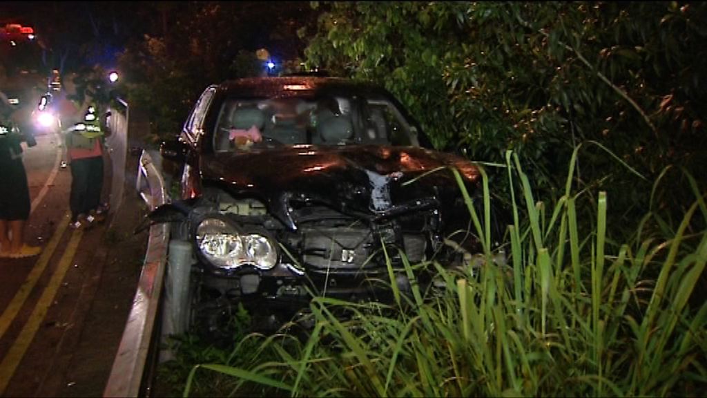 荔枝角私家車撞壆衝上草叢1傷