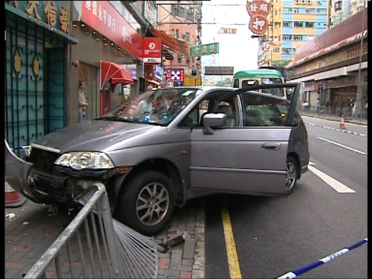 牛頭角私家車衝上行人路3人傷