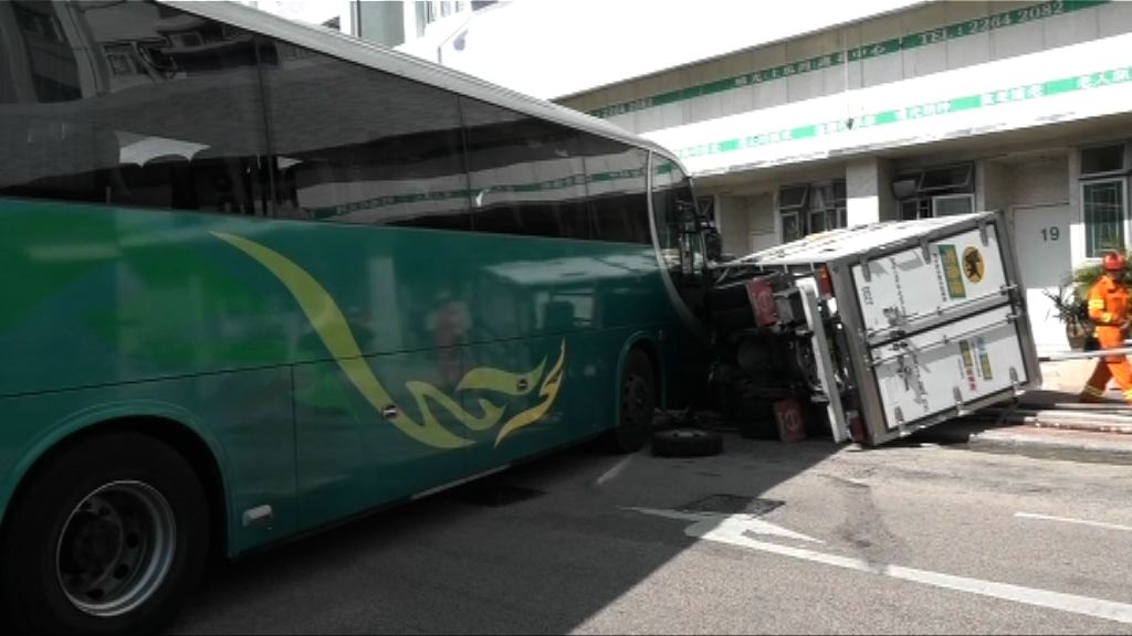 土瓜灣貨車被撞翻兩人一度受困