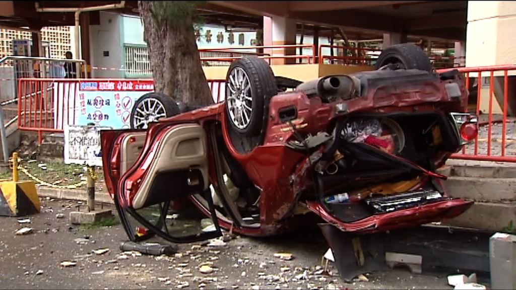私家車三樓停車場飛墮司機昏迷