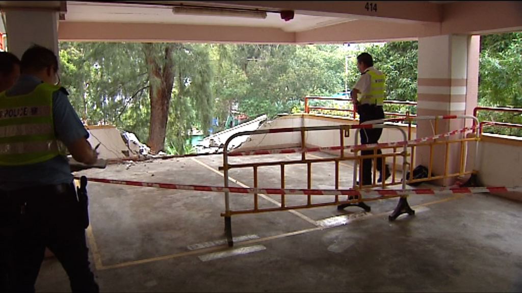 停車場私家車墮街　疑所屬車位在下一層