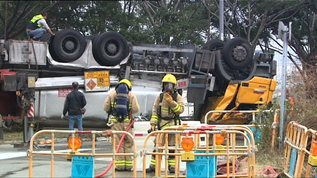 青衣運油車失事翻轉司機受傷