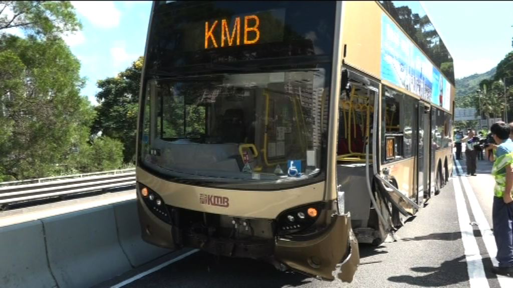 獅子山隧道九龍方向巴士撞壆