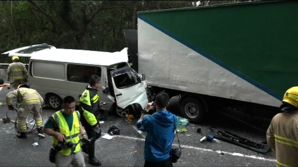 油麻地兩車相撞客貨車司機受傷被困